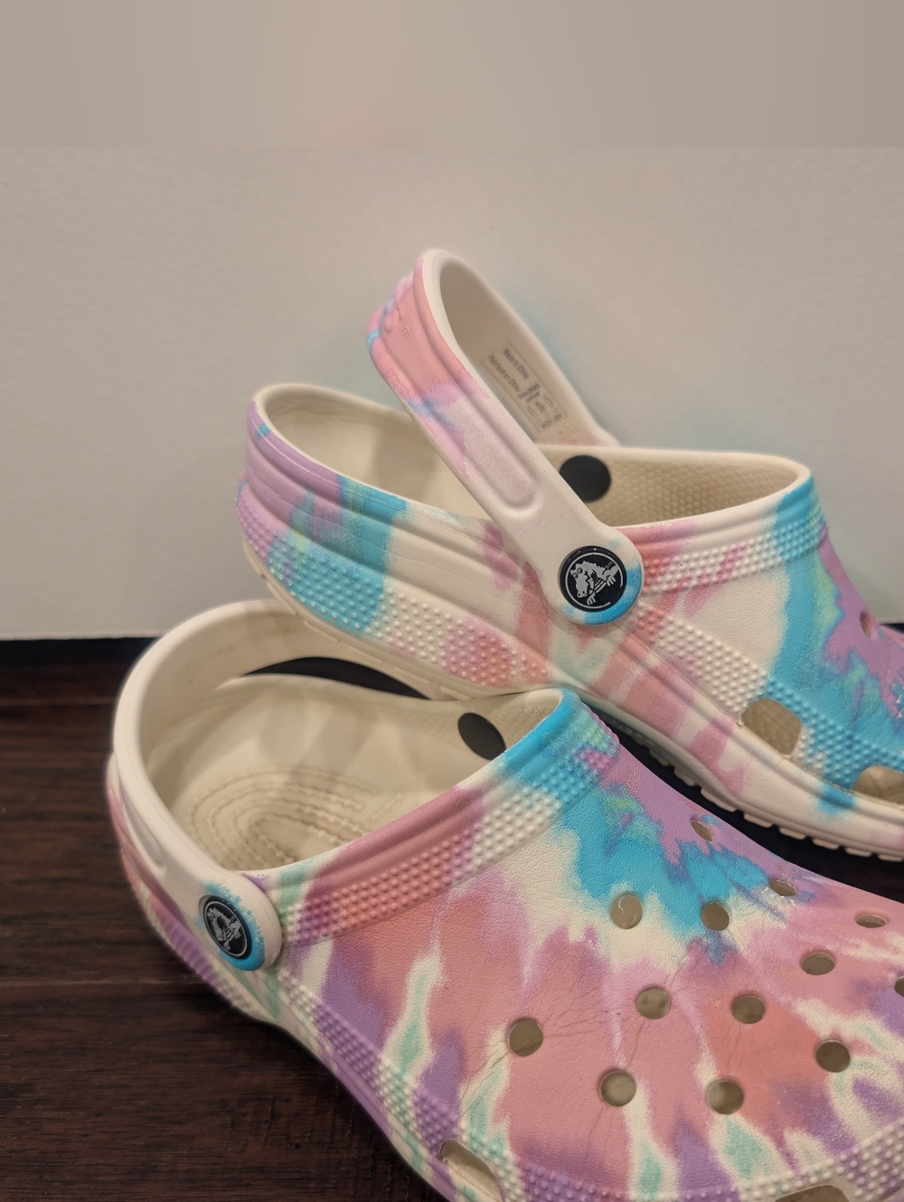 CROCS Kids Tie-Dye Clog Sandals in Pastel Pink, Blue & Purple Size 4 Big Kid - Picture 3 of 5